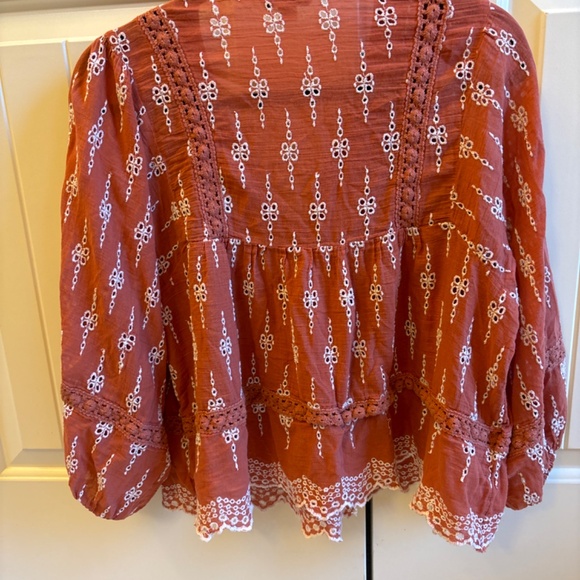 Flowy embroidered puff sleeved blouse - Picture 2 of 4